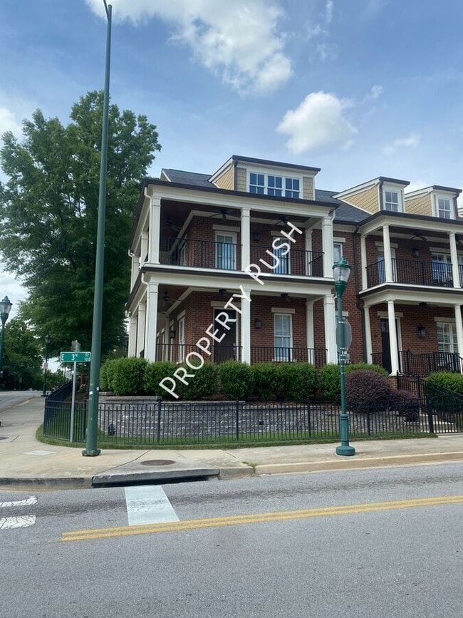 Foto del edificio - 105 E 3rd St