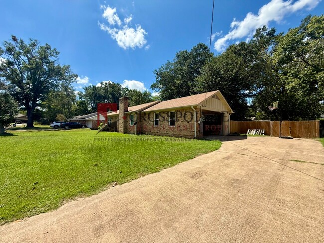 Building Photo - 111 N Gatewood Dr