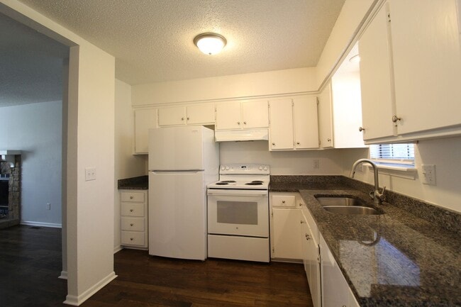 Foto del edificio - February FREE On This Updated 3 Bedroom 2 Bath Duplex in Olathe