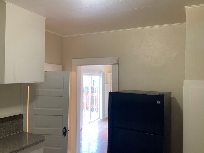 Foto del edificio - 2 Bedroom Unit in Triplex Near Downtown and Campus