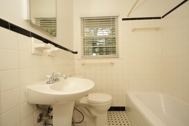 Foto del edificio - Beautiful, updated half duplex