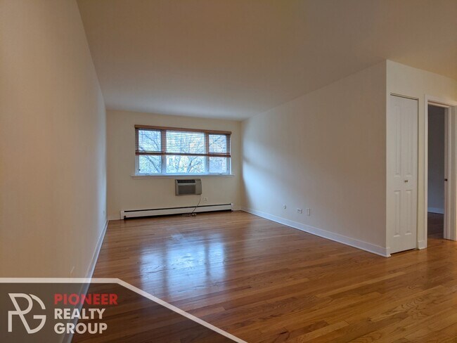 Building Photo - 628 W Wrightwood Ave