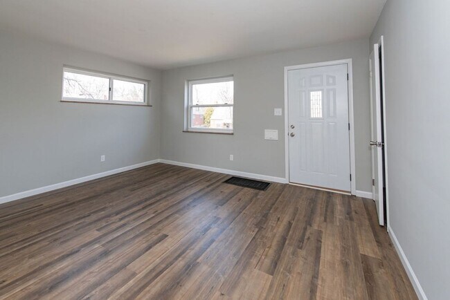 Foto del edificio - COVEDALE - 3+ bedroom brick cape cod  with one garage built in garage