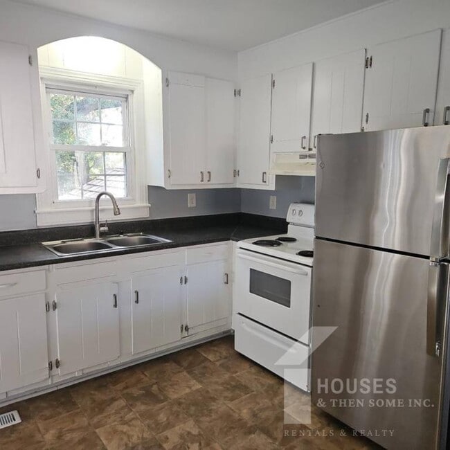 Building Photo - 7 Edwards St