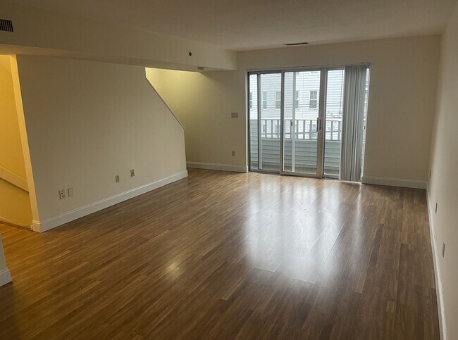 Foto del edificio - 2-bed & 1.5 bath Townhouse with AC & Parking in Boston Landing  Family + Pet Friendly