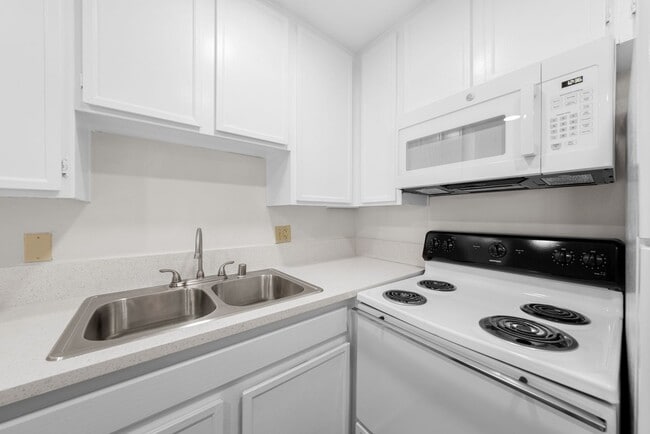 Interior Photo - Diplomat Apartments
