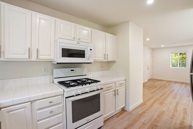 Foto del edificio - 1 BD / 1 BA Pet Friendly Newly Renovated Apartments