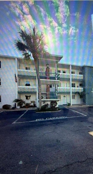 Building Photo - 1832 Sunny Dr