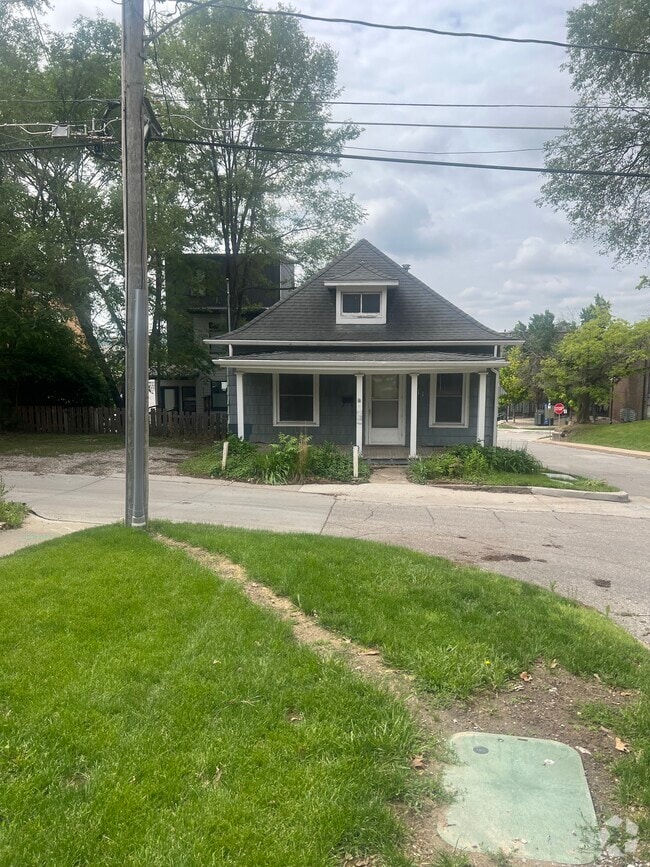 Building Photo - 611 19th St