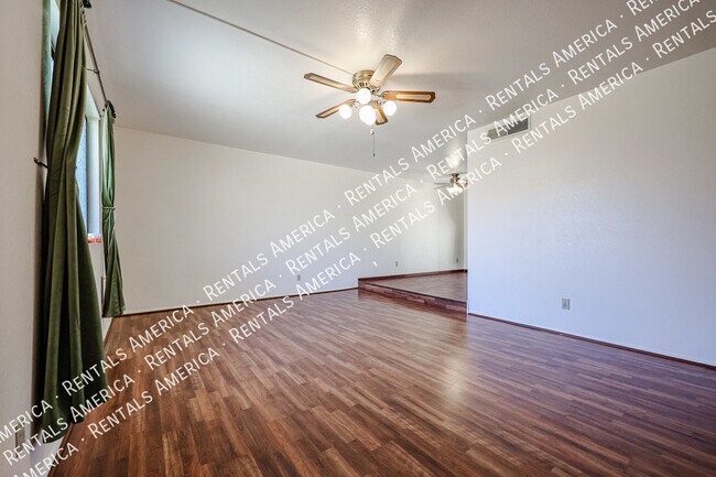 Foto del edificio - 953 N Revere