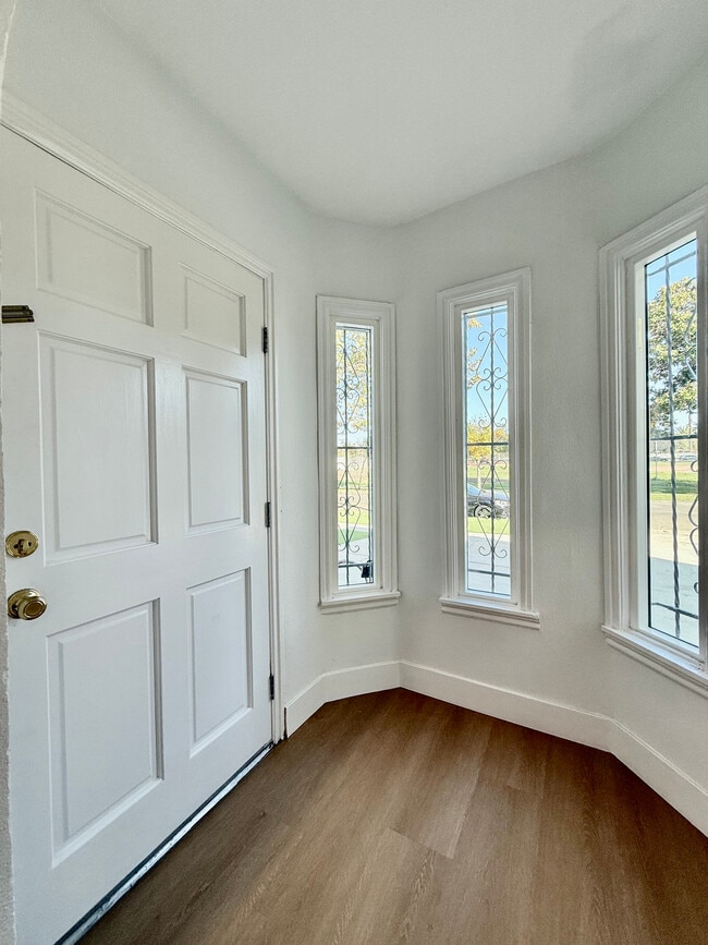 Building Photo - 1221 West Blvd