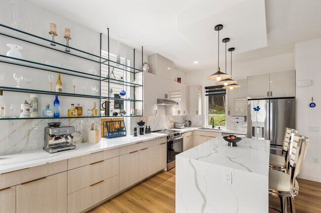 Foto del edificio - 8455 24th Ave SW