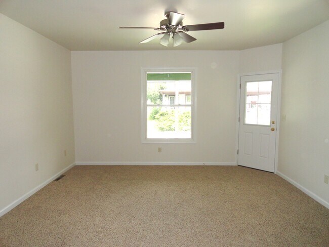 Foto del edificio - 77 E Main St