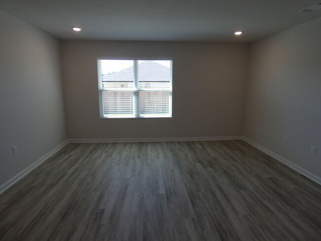 Building Photo - 4BR/2BA Home with Covered Patio in The Woo...