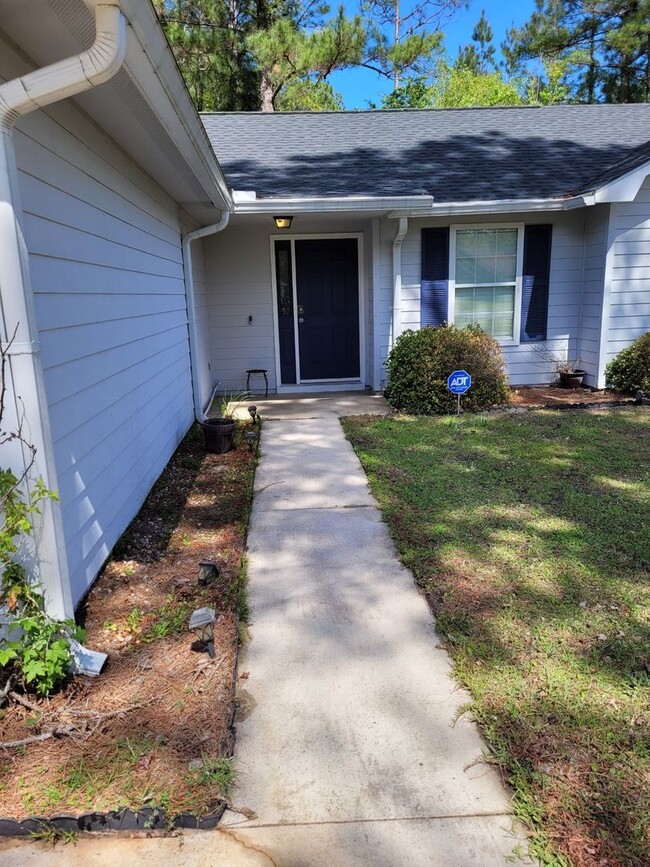 Building Photo - 3/2 with a fenced in yard !!
