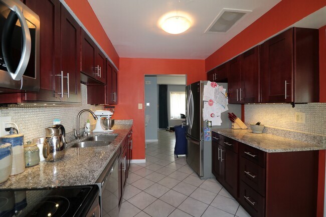 Building Photo - Spectacular 4 Bedroom, 3.5 SFH - Fenced Ya...