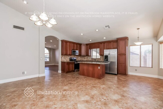 Building Photo - 6943 E Lakeview Ave