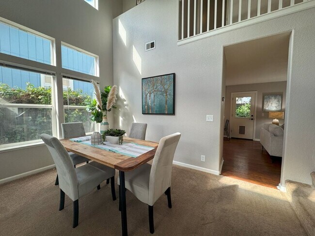 Foto del edificio - Charming 3-Bedroom, 2.5-Bathroom Home Avai...