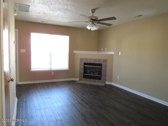 Building Photo - 210 Meadowbrook Ln