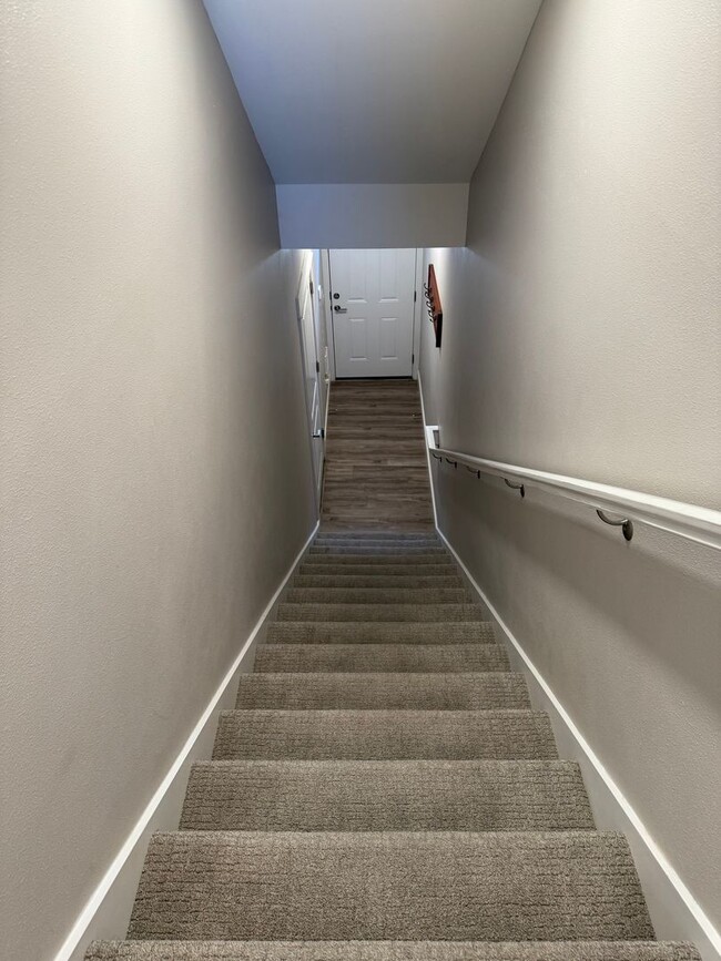 Building Photo - Stunning 3 bedroom townhome.