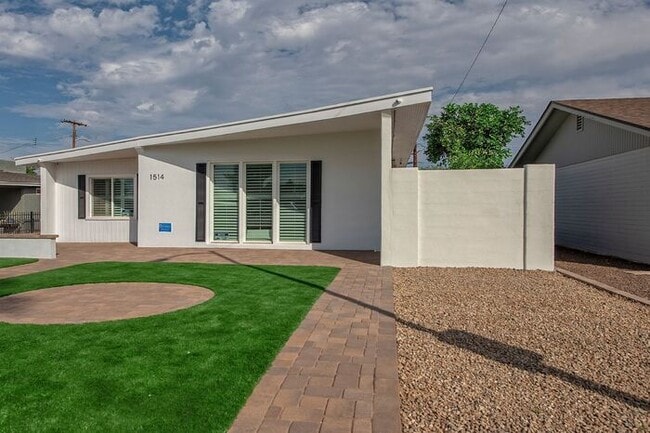 Building Photo - Beautiful Bungalow Home with Heated Pool on Golf Course