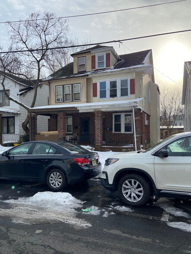 Primary Photo - 221 Woodlawn Ave