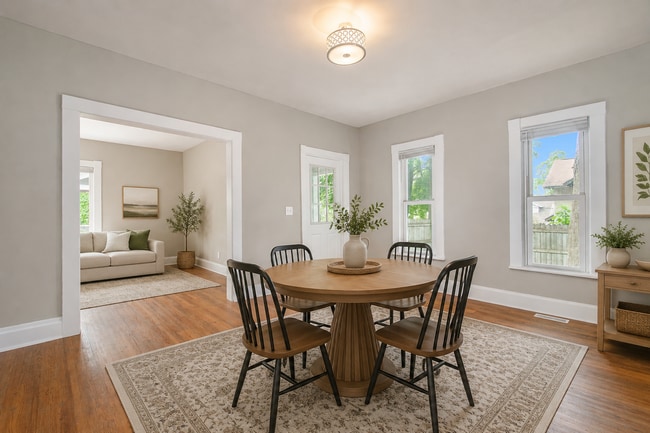 Building Photo - Spacious 4 Bedroom / 2 Bath Single-Family Home – Prime Location Near Downtown GR
