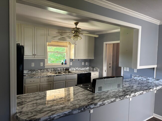 Foto del edificio - 1311 Lakeshore Cir