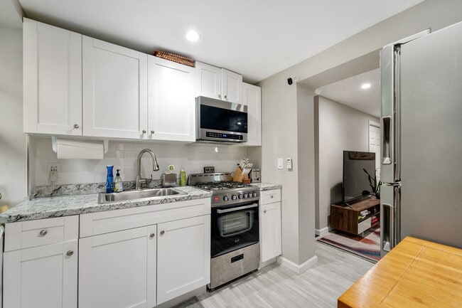 Building Photo - 519.5 Manila Ave