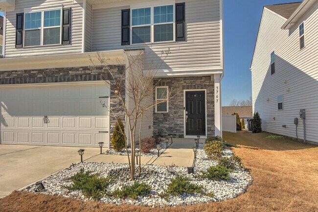 Building Photo - Welcome To This 3BR/2.5BTH 2-story Single ...