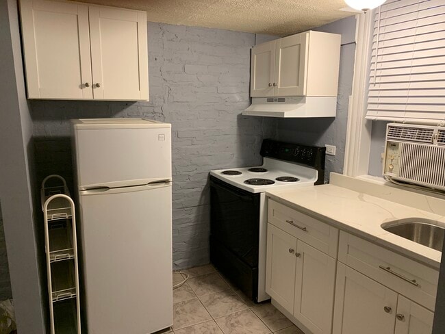 Cocina - 2800 N Pine Grove Ave