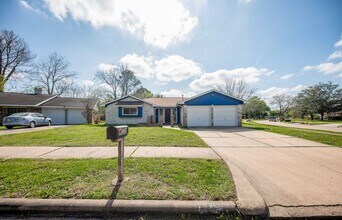 Building Photo - 6835 Castleview Ln