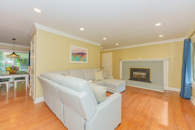 Building Photo - 15 Spa Cir