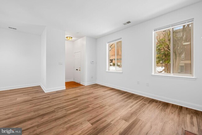 Foto del edificio - 13 Andrew Pl