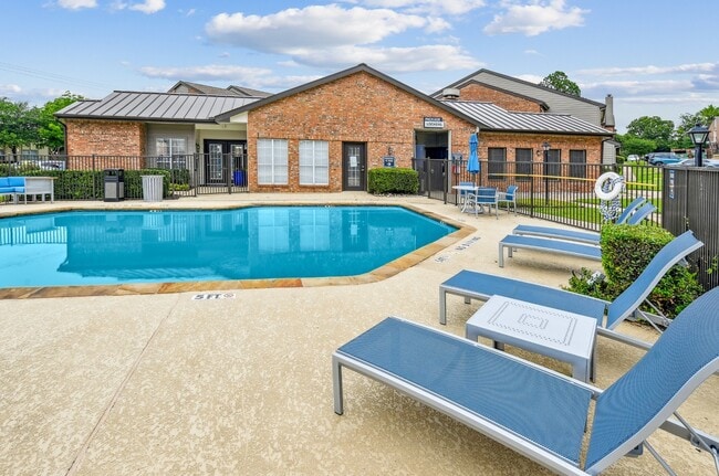 Photo - Oaks of Denton Apartments