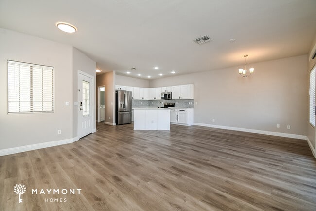 Building Photo - 926 E Madeline Dr