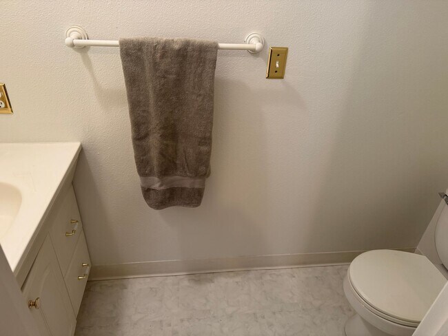Foto del edificio - $500 off 1st Rent - Spacious 3 bedroom, 1.5 bathroom Townhouse, Lush Greenspace