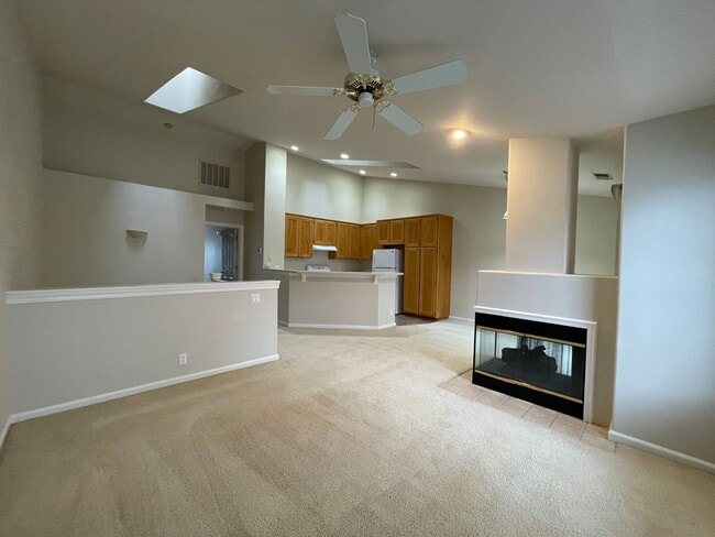 Foto del edificio - 2 Bed 2 Full Bath Townhome Style Apartment w/Attached Garage