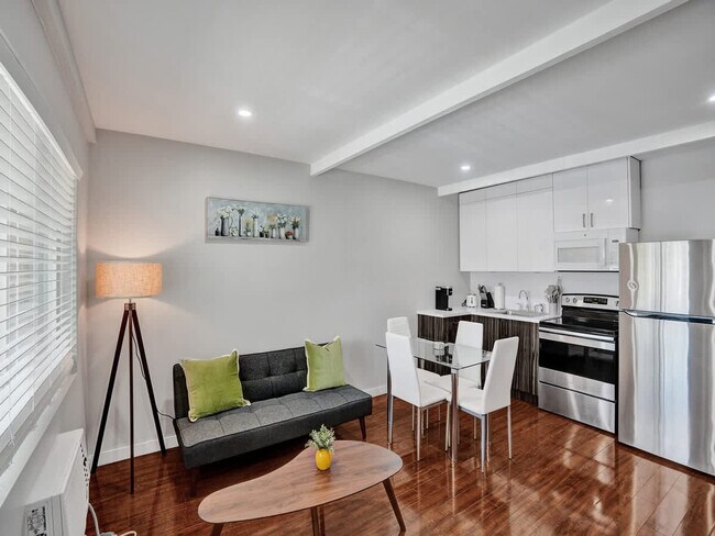 Foto del edificio - 906 N Riverside Dr