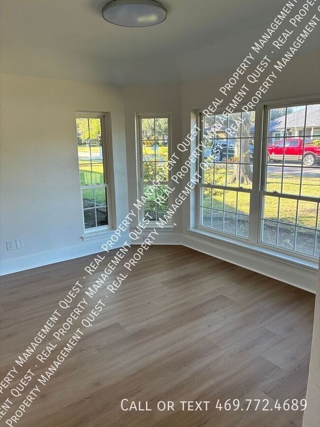 Photo - 814 Meandering Way House