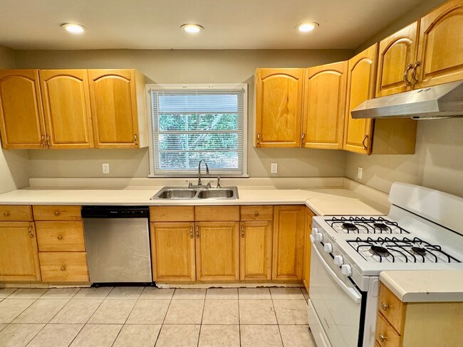 Foto del edificio - Move-in Ready ! Bright 3 Bedroom