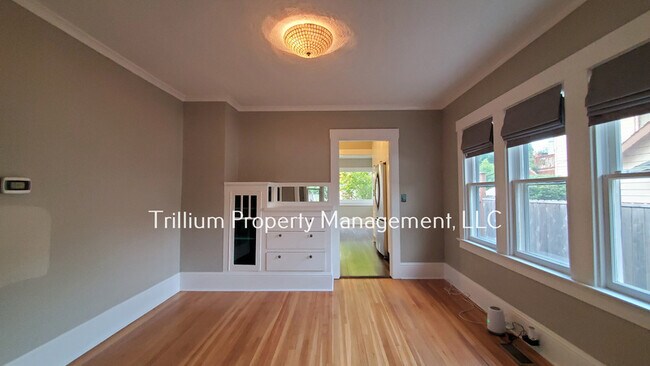 Building Photo - 5919 SE Lafayette St