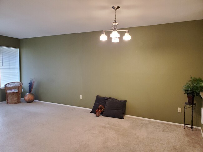 Spacious living room, painted in warm colors. - 5300 Harbour Pointe Blvd