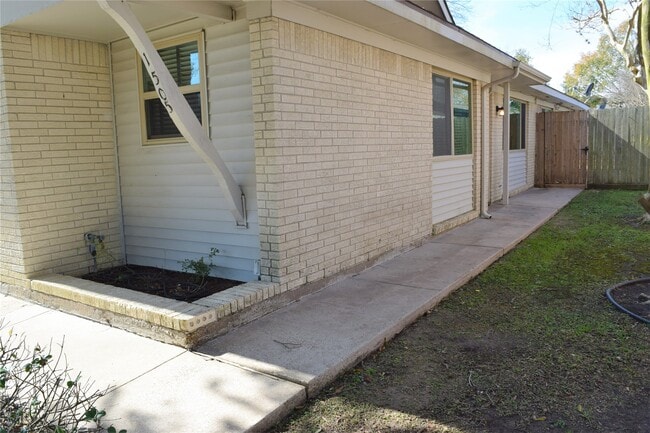 Building Photo - 1505 Silverpines Rd