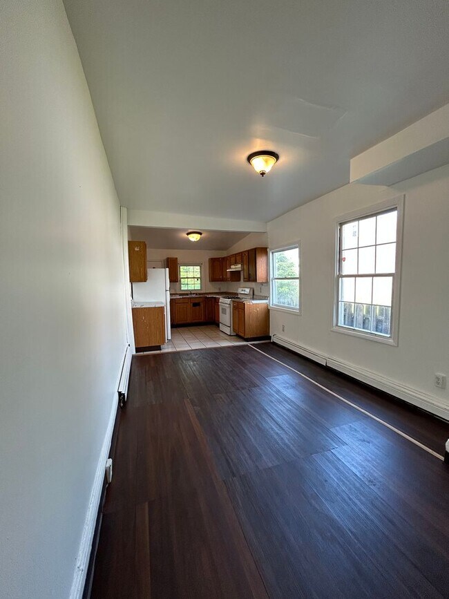 Building Photo - Nice 3 bedroom house big kitchen and Parking