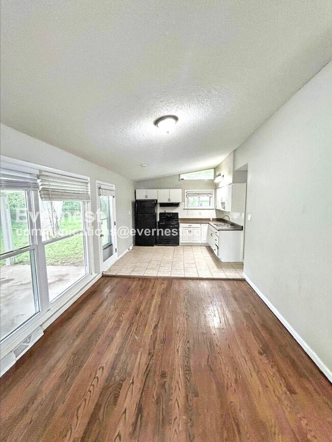 Foto del edificio - 1130 Trampe Ave