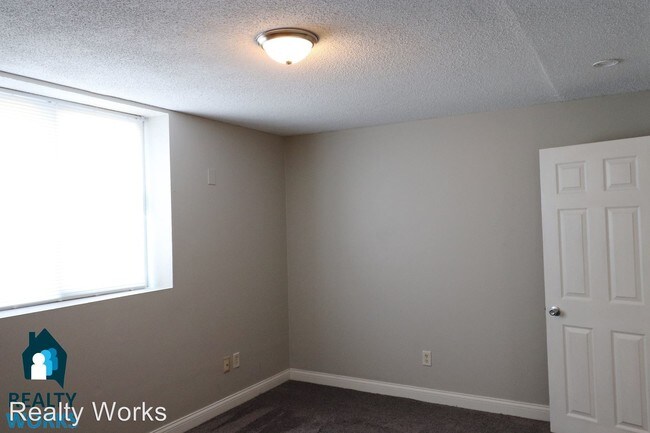 Building Photo - 886 S 33rd St