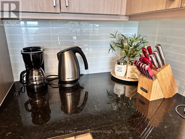 Building Photo - 9600 Yonge St