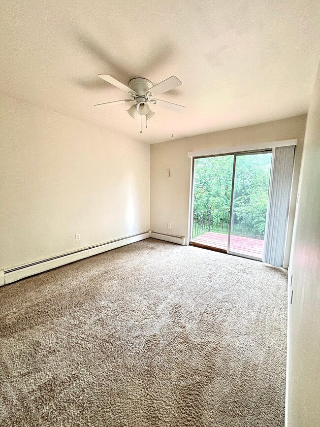 Building Photo - 150 Huronview Ct