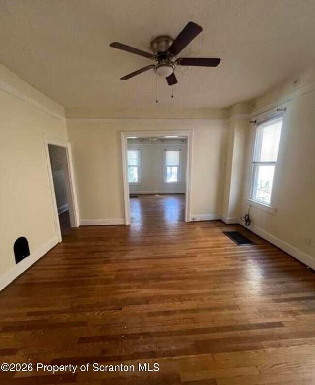 Foto del edificio - 1351 Capouse Ave